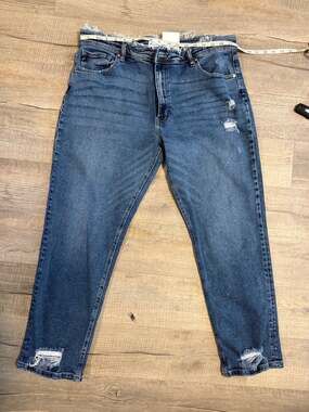 Maurice’s Ran Can Size 32 Medium Wash Distressed Jeans